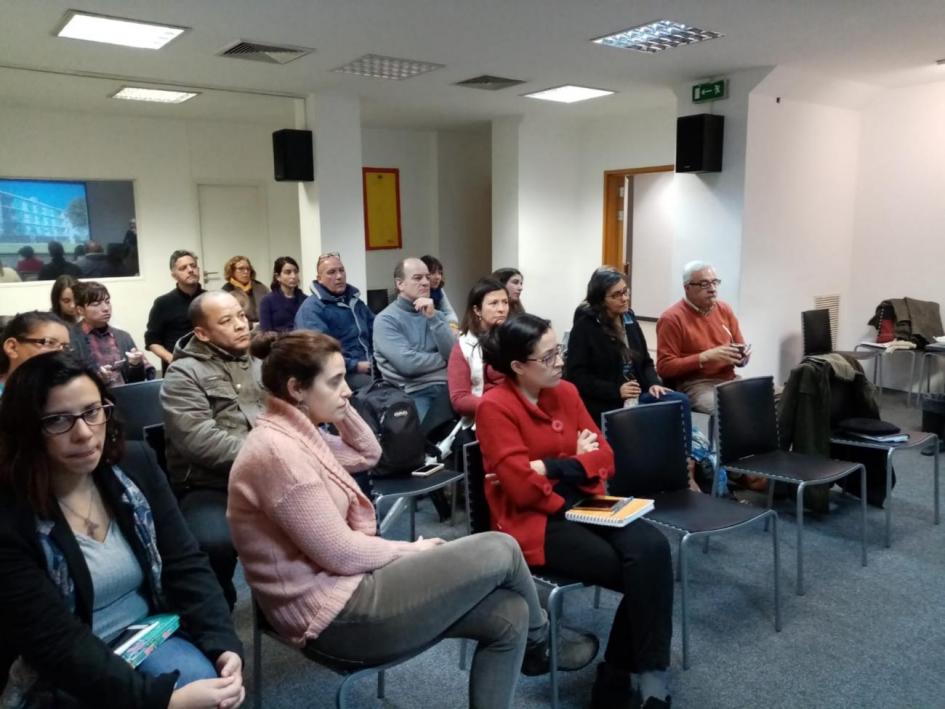 Reunión informativa sobre el primer llamado anual a cooperativas sin terreno Personas en reunión