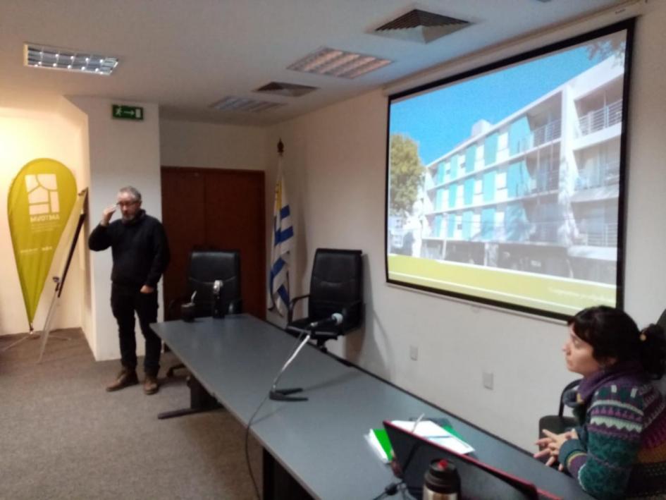Reunión informativa sobre el primer llamado anual a cooperativas sin terreno Personas en reunión