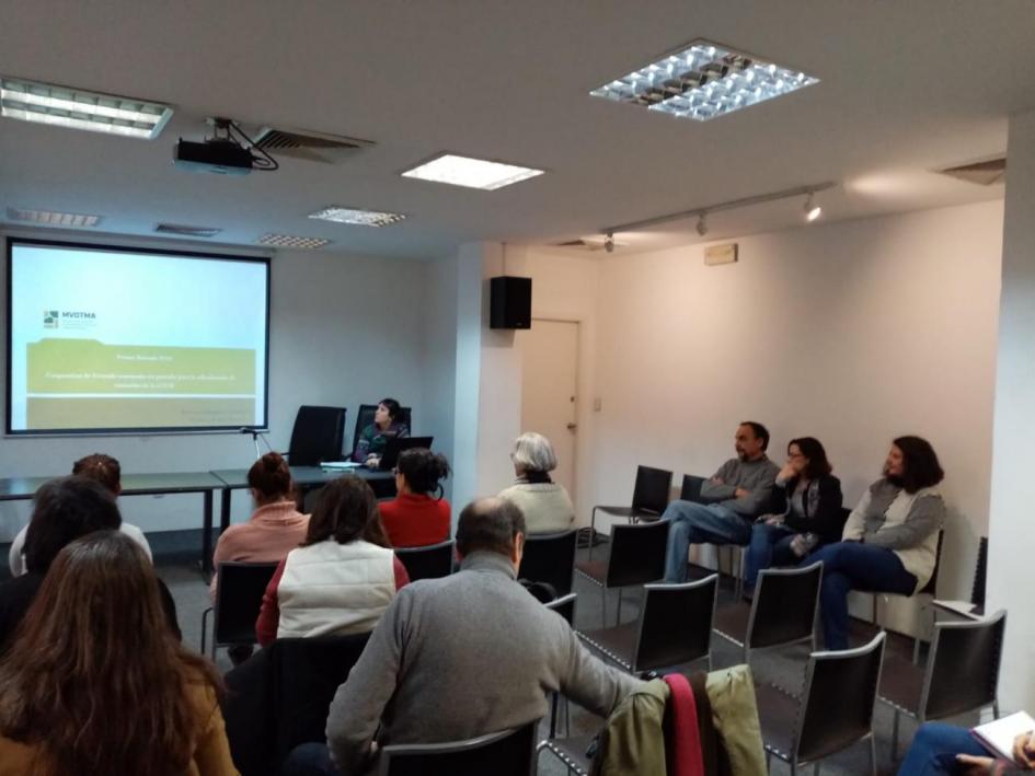 Reunión informativa sobre el primer llamado anual a cooperativas sin terreno Personas en reunión