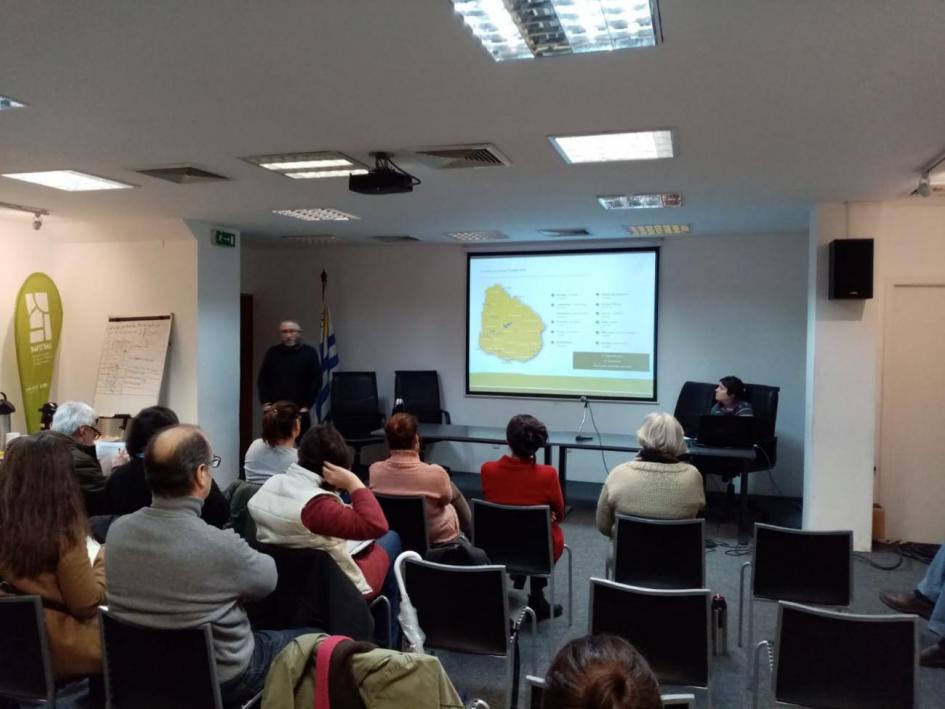 Reunión informativa sobre el primer llamado anual a cooperativas sin terreno Personas en reunión