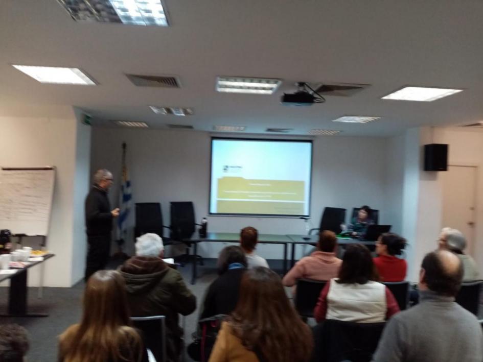 Reunión informativa sobre el primer llamado anual a cooperativas sin terreno Personas en reunión