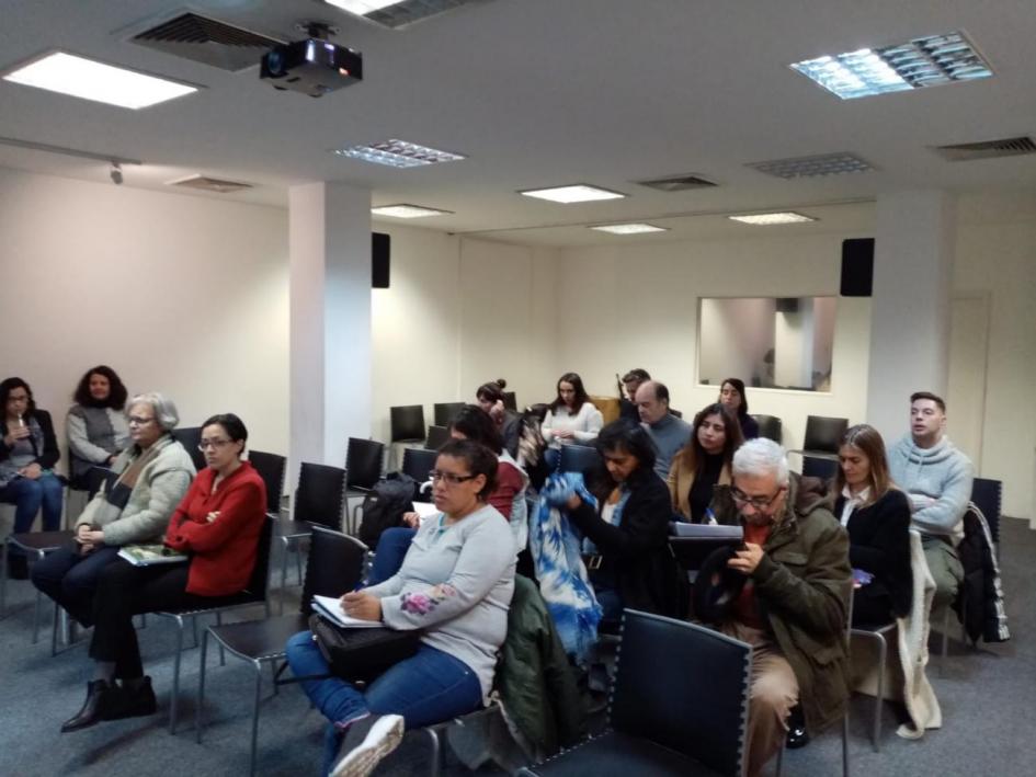 Reunión informativa sobre el primer llamado anual a cooperativas sin terreno Personas en reunión