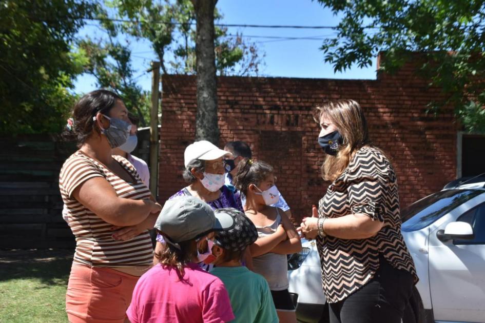 ministra con vecinos de paysandú