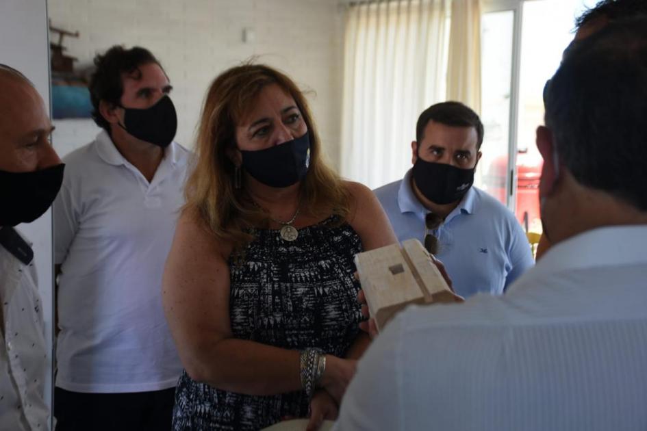 ministra en visita a casa de madera