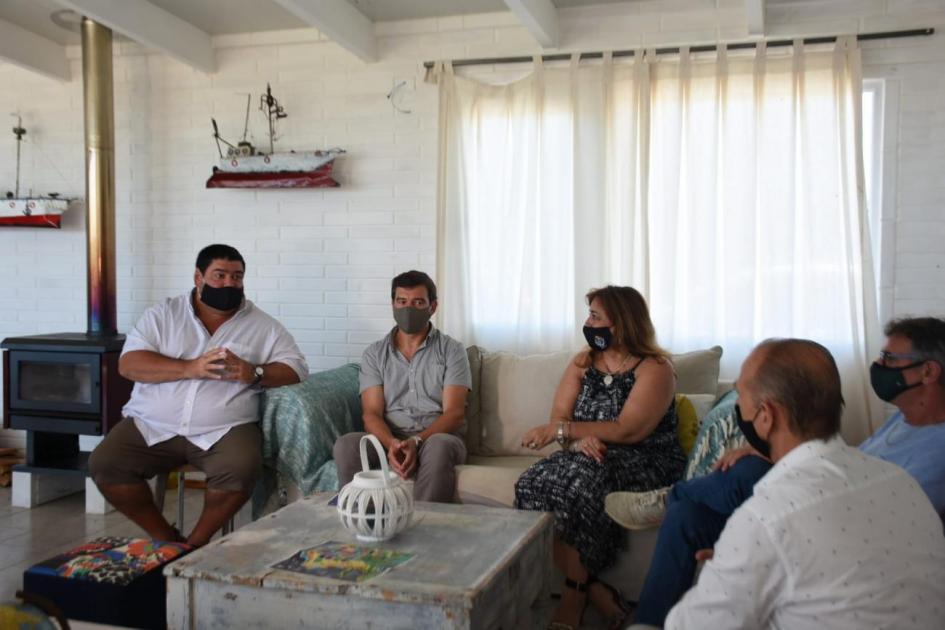 ministra en visita a casa de madera ministra en visita a casa de madera