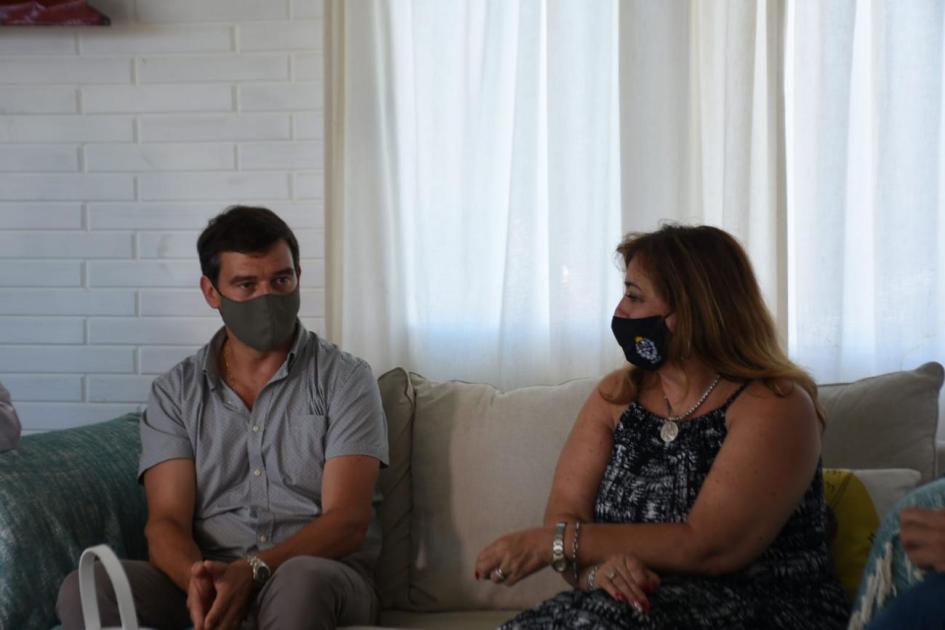 ministra en visita a casa de madera ministra en visita a casa de madera