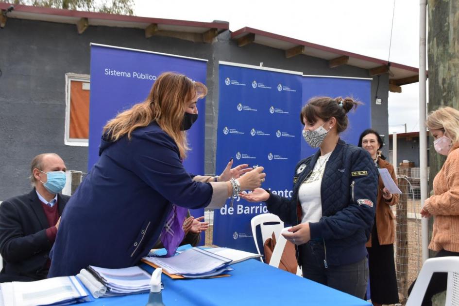 Ministra Irene Moreira entregando llaves a familias