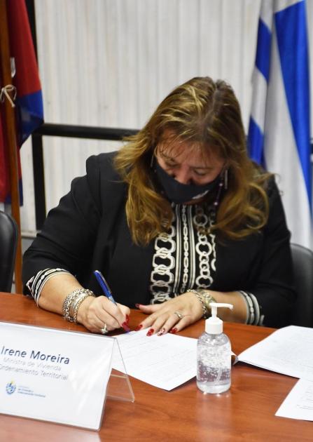 Ministra Ministra firmando