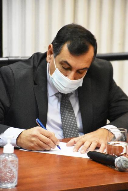 Dinot Dinot firmando