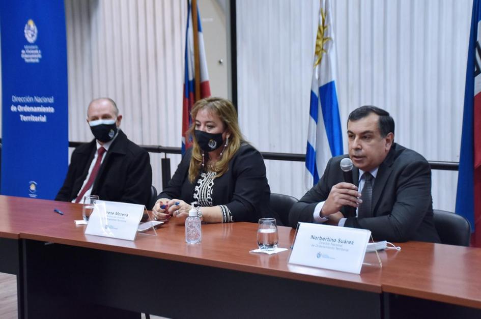 Ministra Ministra, sub secretario y director.