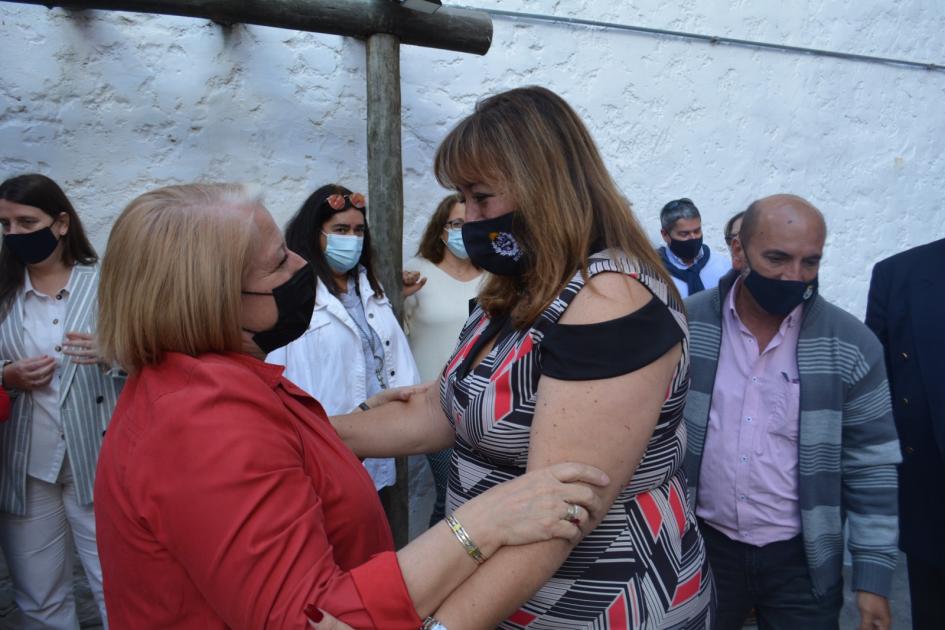 Ministra saluda a una beneficiaria