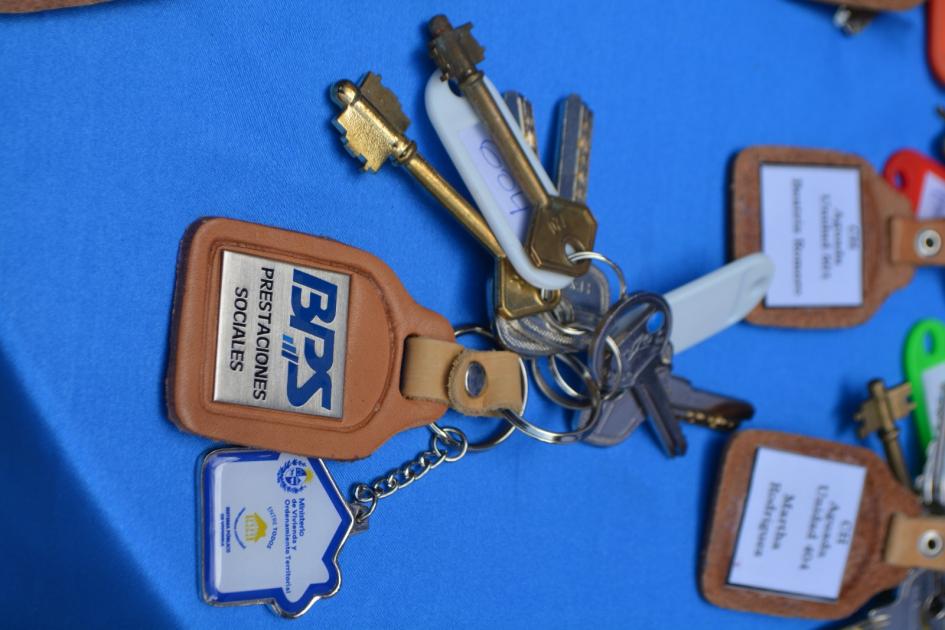 Llavero de BPS y Mvot junto a las llaves sobre una mesa. Llavero de BPS y Mvot junto a las llaves sobre una mesa.