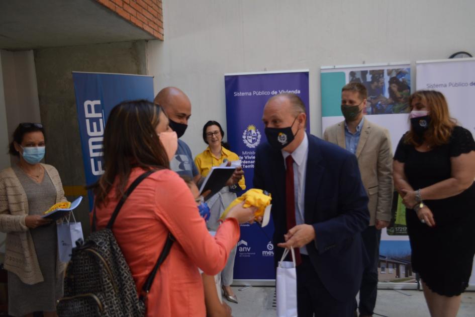 Subsecretario entregando una llave a una beneficiaria Subsecretario entregando una llave a una beneficiaria