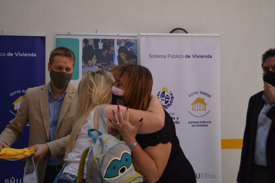 Ministra abrazando a una beneficiaria Ministra abrazando a una beneficiaria