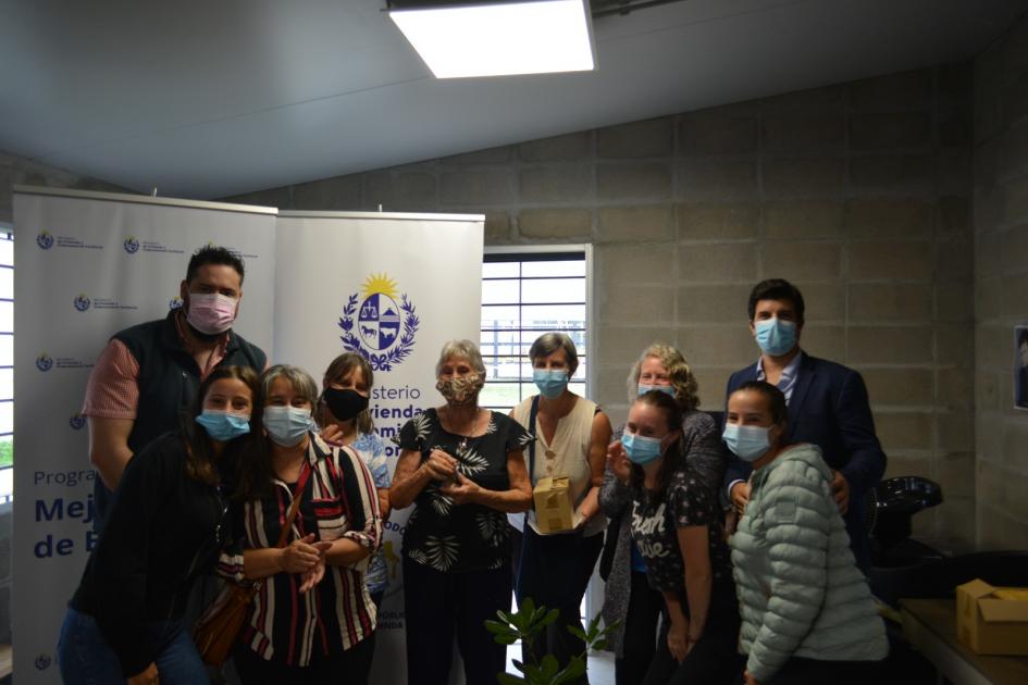 Foto grupal, beneficiarios y autoridades posan para la foto Foto grupal, beneficiarios y autoridades posan para la foto