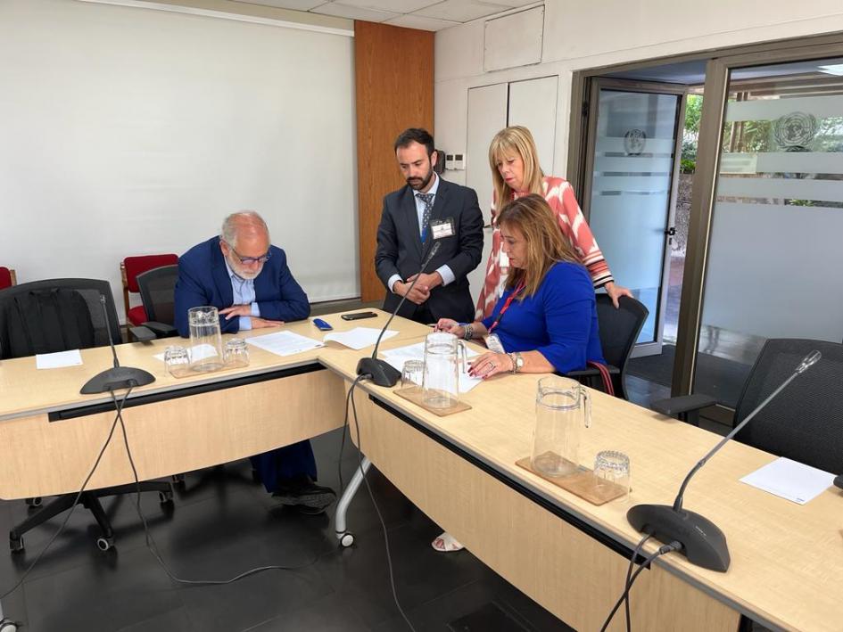 Ministra firmando Ministra firmando
