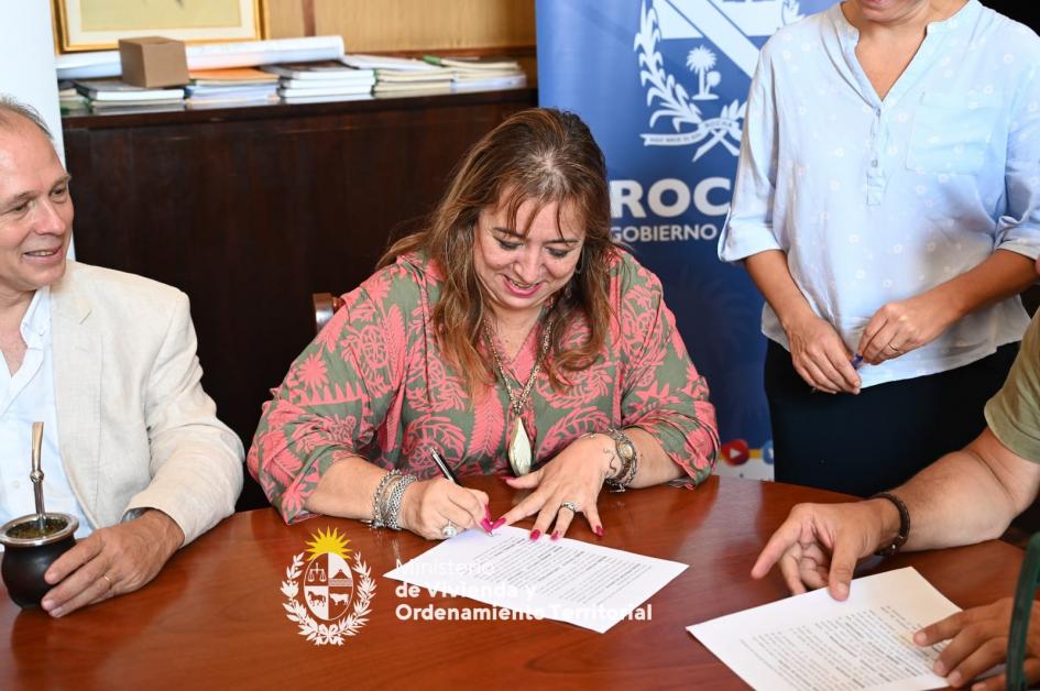 Ministra firmando 