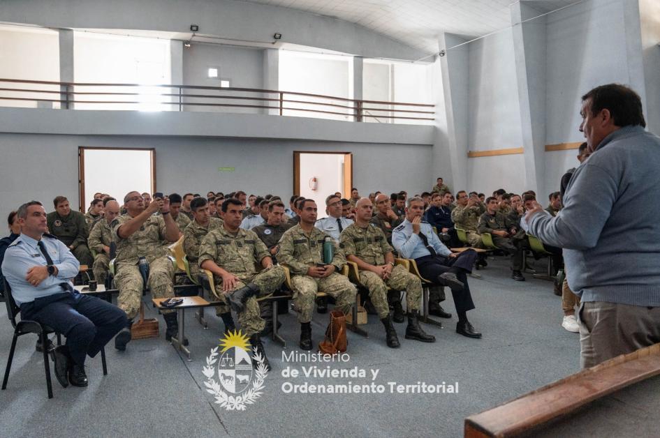 Director charlando con funcionarios de las fuerzas armadas