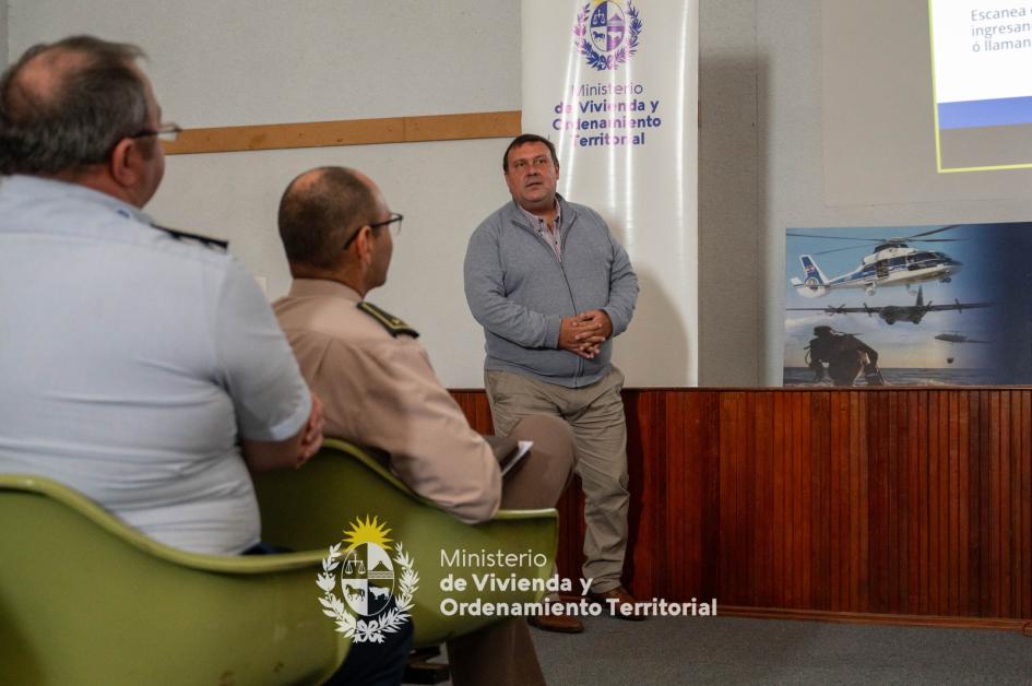 Director charlando con funcionarios de las fuerzas armadas