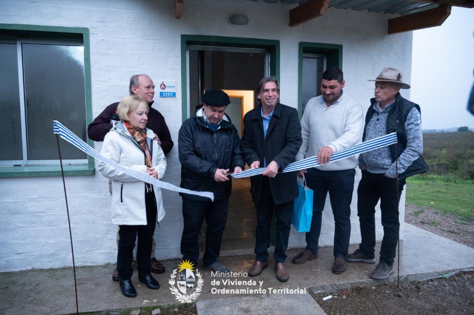 Mevir inauguró 17 viviendas nucleadas en madera y 22 soluciones habitacionales dispersas en Rivera Mevir inauguró 17 viviendas nucleadas en madera y 22 soluciones habitacionales dispersas en Rivera