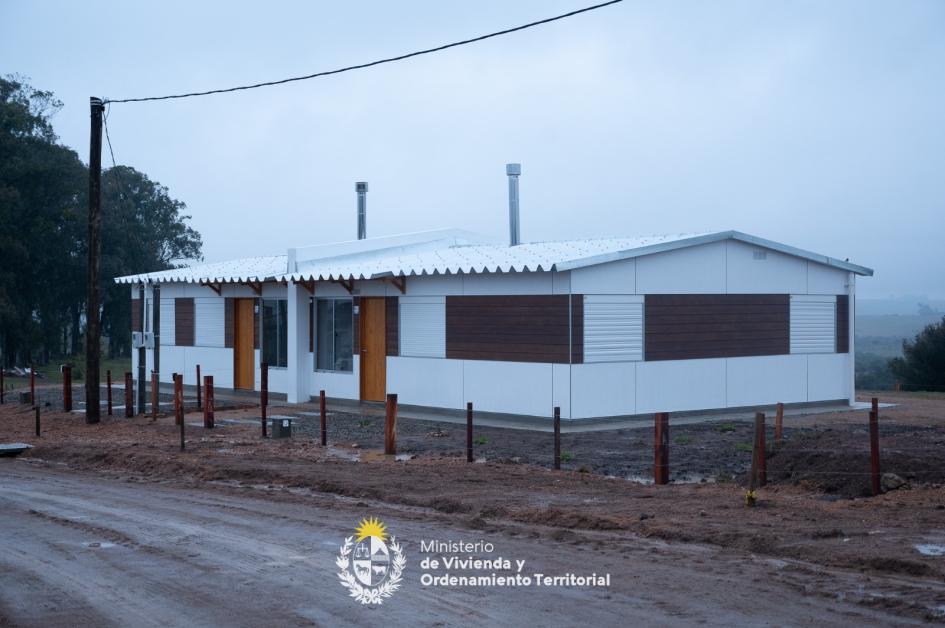 Mevir inauguró 17 viviendas nucleadas en madera y 22 soluciones habitacionales dispersas en Rivera Mevir inauguró 17 viviendas nucleadas en madera y 22 soluciones habitacionales dispersas en Rivera