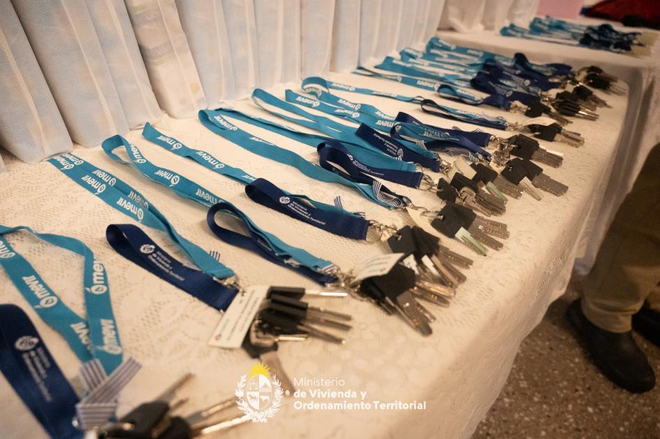 Mevir inauguró 17 viviendas nucleadas en madera y 22 soluciones habitacionales dispersas en Rivera Mevir inauguró 17 viviendas nucleadas en madera y 22 soluciones habitacionales dispersas en Rivera