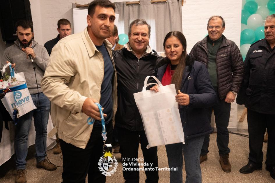 Mevir inauguró 17 viviendas nucleadas en madera y 22 soluciones habitacionales dispersas en Rivera Mevir inauguró 17 viviendas nucleadas en madera y 22 soluciones habitacionales dispersas en Rivera
