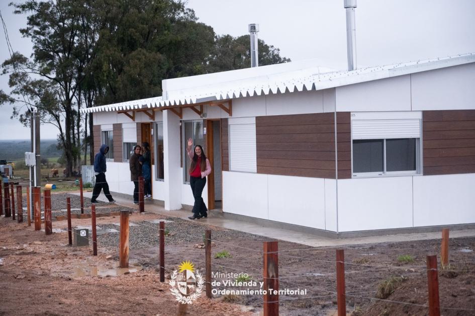 Mevir inauguró 17 viviendas nucleadas en madera y 22 soluciones habitacionales dispersas en Rivera Mevir inauguró 17 viviendas nucleadas en madera y 22 soluciones habitacionales dispersas en Rivera