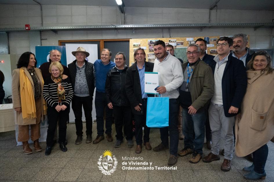 Mevir inauguró 17 viviendas nucleadas en madera y 22 soluciones habitacionales dispersas en Rivera Mevir inauguró 17 viviendas nucleadas en madera y 22 soluciones habitacionales dispersas en Rivera