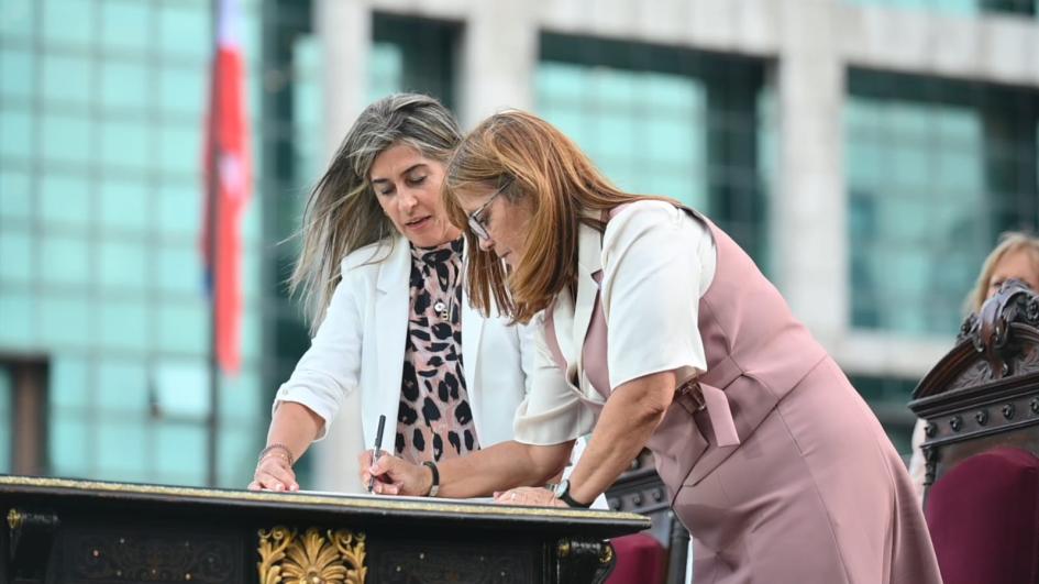 Ministra firma acta Ministra firma acta