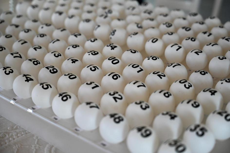 Sorteo Mevir - Los Cerrillos Bolillas con números ordenadas sobre una mesa