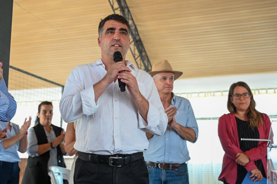 Sorteo Mevir - Los Cerrillos Presidente de Mevir Andres Lima parada dando la bienvenida al público