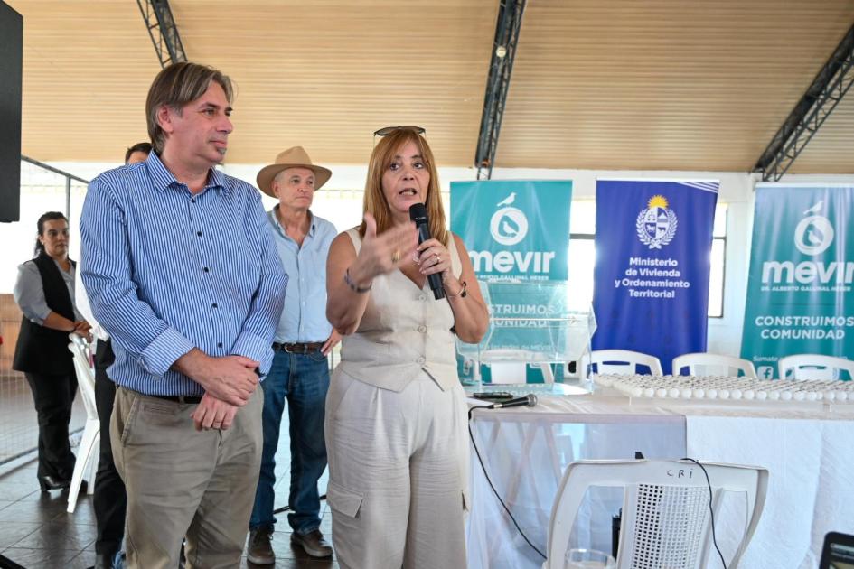 Sorteo Mevir - Los Cerrillos Ministra Cecilia Cairo parada dando la bienvenida al público