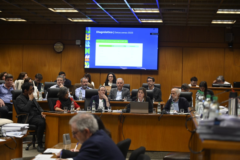 Presentación Plan Quinquenal Pantalla con la presentación del plan junto a senadores.