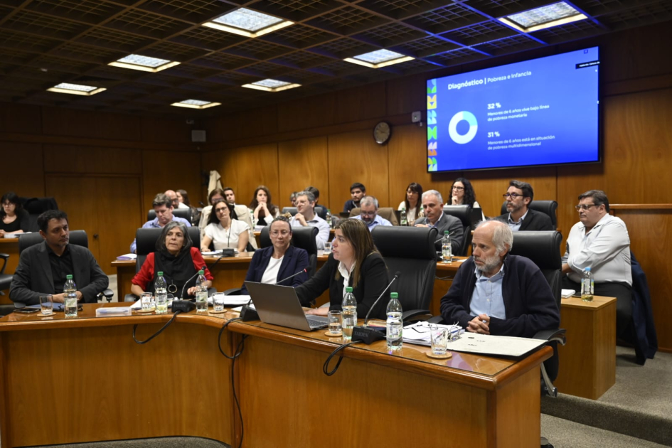 Presentación Plan Quinquenal Senadores junto a la ministra en la presentación del plan.