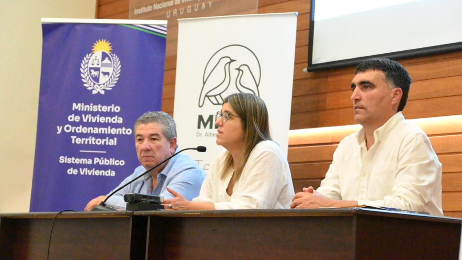 Autoridades del Ministerio de vivienda en conferencia