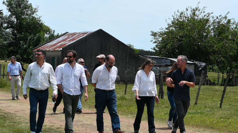 Autoridades del ministerio recorriendo predio rural