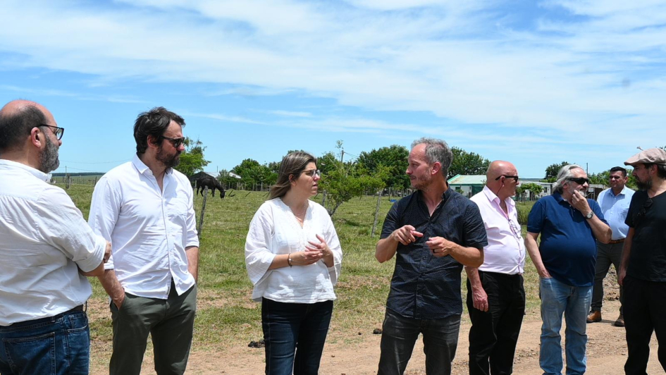 Autoridades del ministerio recorriendo predio rural