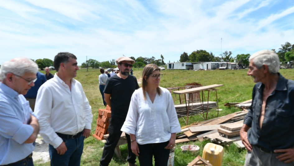 Autoridades del ministerio recorriendo predio rural junto a vecinos