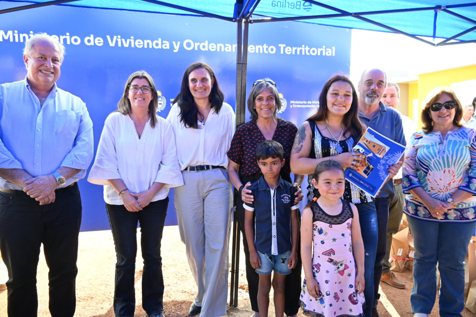 Entrega Tacuarembó. Jefa de hogar beneficiada con autoridades.