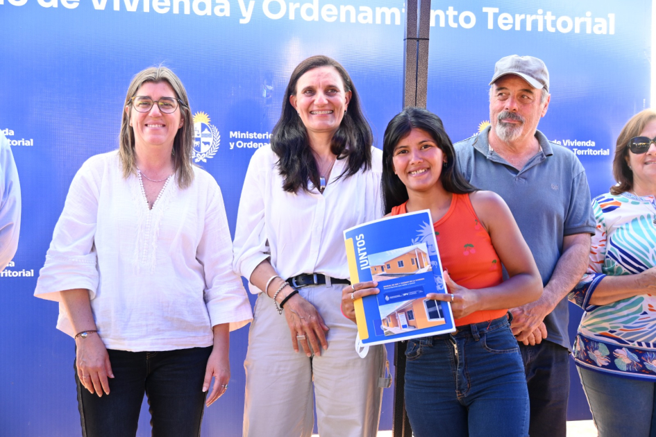 Entrega Tacuarembó. Jefa de hogar beneficiada con autoridades.