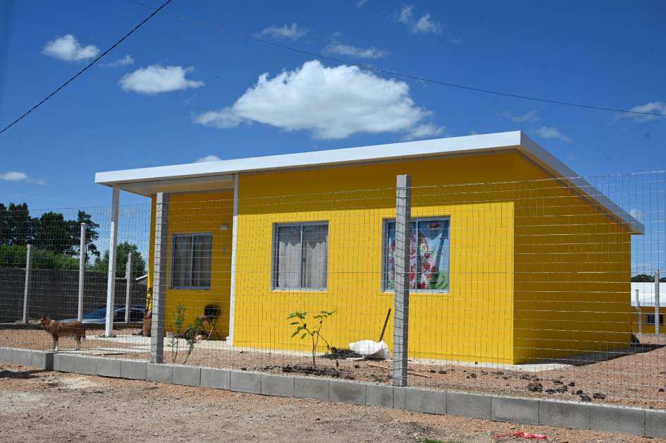 Familias que vivían en asentamiento en Barros Blancos recibieron sus viviendas en el marco del Plan Familias que vivían en asentamiento en Barros Blancos recibieron sus viviendas en el marco del Plan