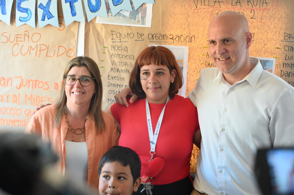 Familias que vivían en asentamiento en Barros Blancos recibieron sus viviendas en el marco del Plan Familias que vivían en asentamiento en Barros Blancos recibieron sus viviendas en el marco del Plan