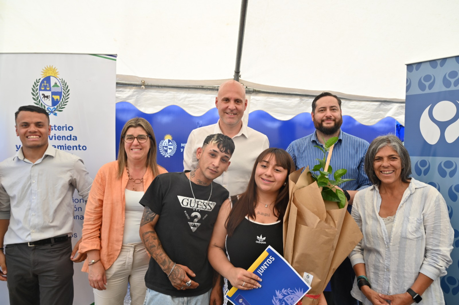 Familias que vivían en asentamiento en Barros Blancos recibieron sus viviendas en el marco del Plan Familias que vivían en asentamiento en Barros Blancos recibieron sus viviendas en el marco del Plan