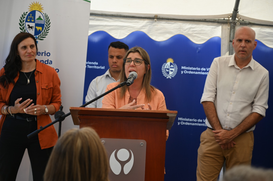 Familias que vivían en asentamiento en Barros Blancos recibieron sus viviendas en el marco del Plan Familias que vivían en asentamiento en Barros Blancos recibieron sus viviendas en el marco del Plan