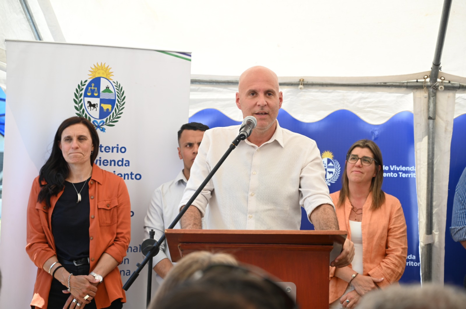 Familias que vivían en asentamiento en Barros Blancos recibieron sus viviendas en el marco del Plan Familias que vivían en asentamiento en Barros Blancos recibieron sus viviendas en el marco del Plan