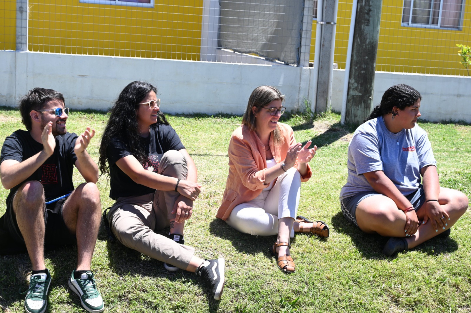 Familias que vivían en asentamiento en Barros Blancos recibieron sus viviendas en el marco del Plan Familias que vivían en asentamiento en Barros Blancos recibieron sus viviendas en el marco del Plan