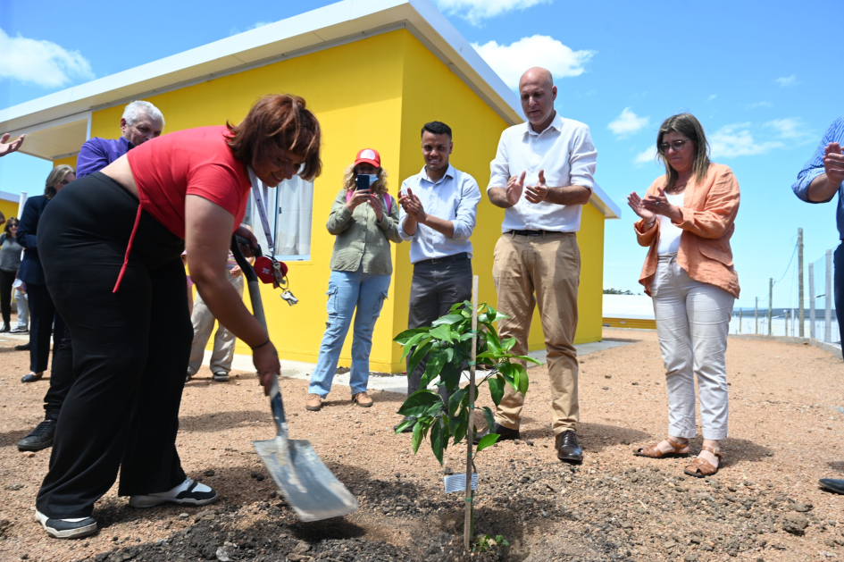 Familias que vivían en asentamiento en Barros Blancos recibieron sus viviendas en el marco del Plan Familias que vivían en asentamiento en Barros Blancos recibieron sus viviendas en el marco del Plan