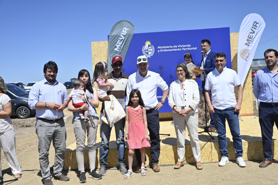 Autoridades posando junto a familia