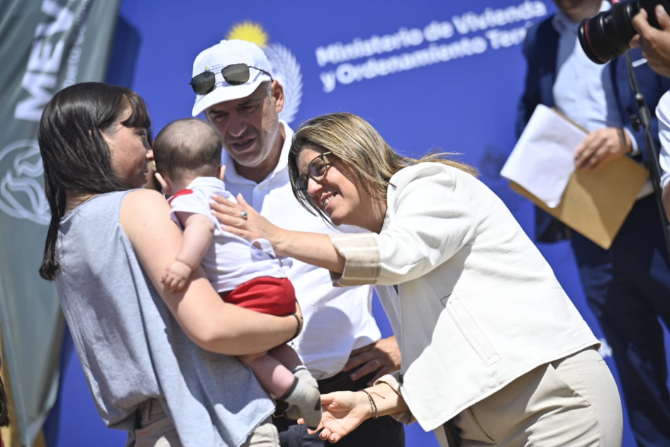 Ministra y Presidente entregando una llave a beneficiario